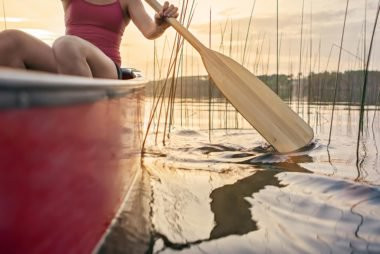 Chèo thuyền giúp bạn đốt cháy tới 500-600 calo mỗi giờ. Đây là hoạt động vui chơi ngày hè mang đến sự tươi vui và năng lượng cho bạn.