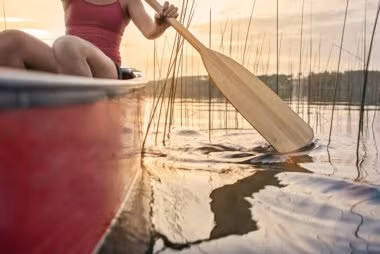 Chèo thuyền giúp bạn đốt cháy tới 500-600 calo mỗi giờ. Đây là hoạt động vui chơi ngày hè mang đến sự tươi vui và năng lượng cho bạn.