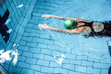 Hoạt động bơi lội giúp bạn tiêu hao tới 700 calo chỉ trong một giờ. Bơi cũng vừa giúp bạn giữ dáng, vừa là cách thư giãn hoàn hảo trong ngày hè.