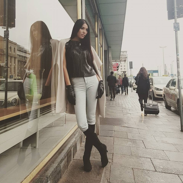 Thời trang dạo phố của cô cũng cực chất.