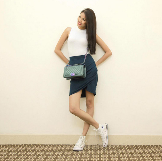 Set đồ đơn giản với áo sát nách trắng, váy ôm và giày thể thao thích hợp dạo phố.