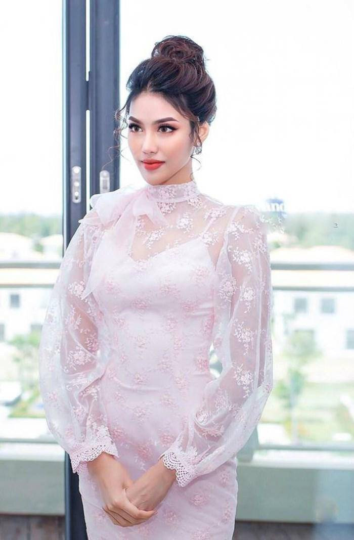 Gần đây, người đẹp xuất hiện trong chiếc váy hồng tay bồng dịu dàng đằm thắm.