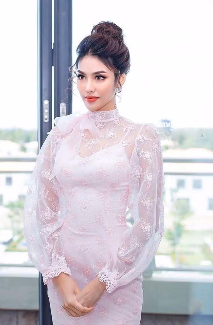 Gần đây, người đẹp xuất hiện trong chiếc váy hồng tay bồng dịu dàng đằm thắm.