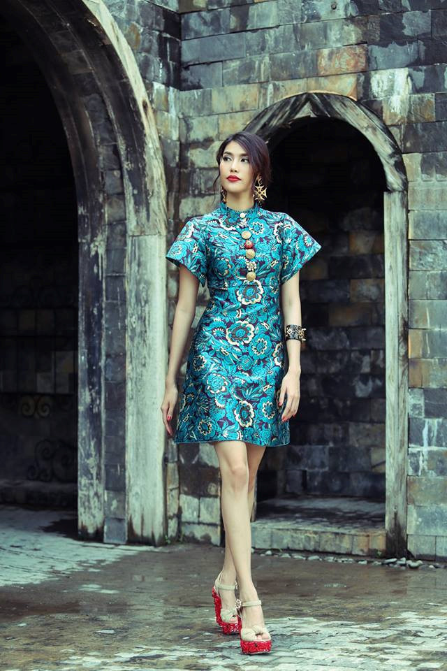 Chiếc váy xanh phối với đôi guốc đế đỏ, các phụ kiện ở tay và hoa tai giúp người đẹp nổi bật và sành điệu trong từng bước đi.