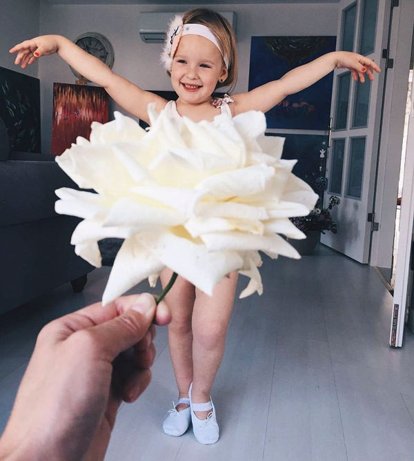 Stefani có những biểu cảm đáng yêu trên gương mặt, khiến cho các bức ảnh càng trở nên thu hút hơn.