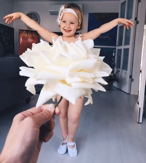 Stefani có những biểu cảm đáng yêu trên gương mặt, khiến cho các bức ảnh càng trở nên thu hút hơn.