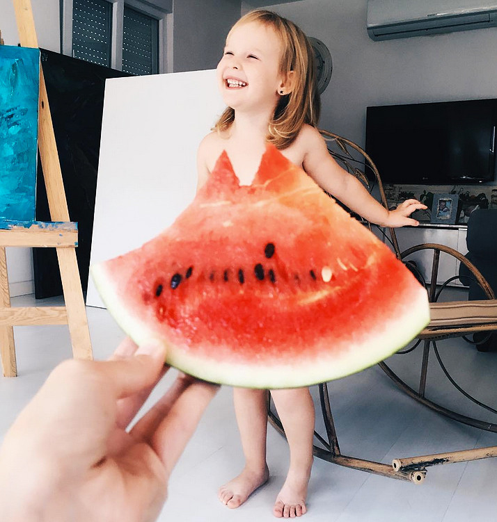 Với kinh nghiệm làm họa sĩ, Alya có thể dễ dàng biến hóa hoa, rau, củ, quả thành nhiều kiểu trang phục điệu đà cho bé Stefani.