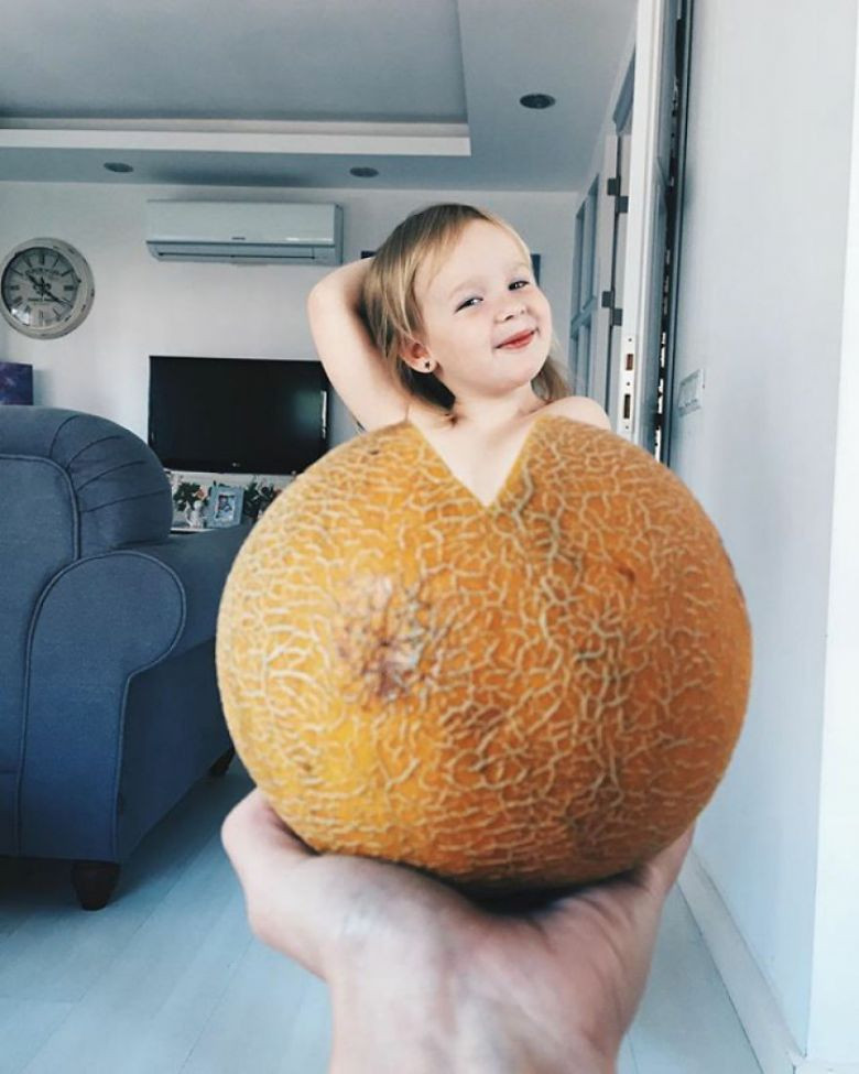 Trang phục từ quả dưa vàng...