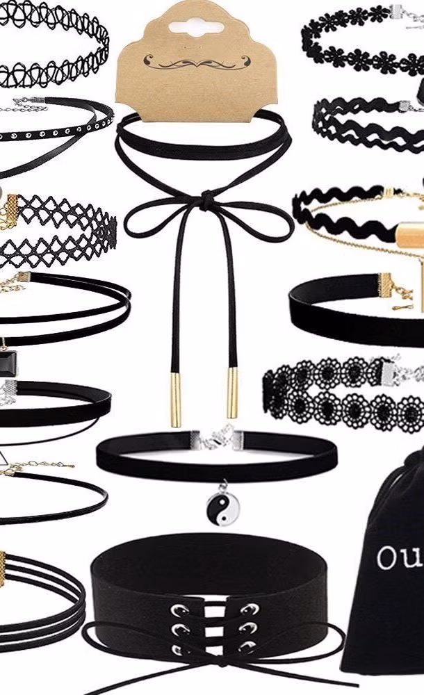 Đeo vòng cổ chokers là một xu hướng có khả năng hồi sinh cao. Những chiếc vòng cổ này được cho rằng sẽ giúp người đeo trông gợi cảm hay lãng mạn tinh tế.