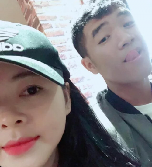 Các cô nàng đang “ngậm ngùi” vì “thánh lầy đã có chậu”.