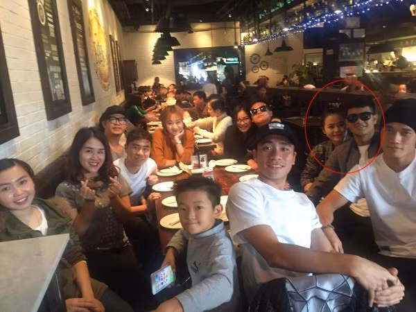 Dù như thế nào, Dũng vẫn ngồi cạnh Chinh nhé!