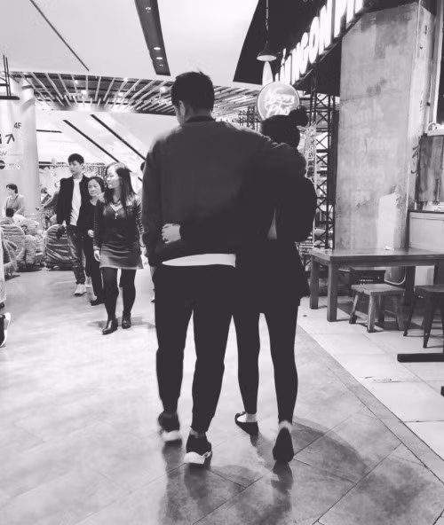 Bức ảnh tình tứ được cho là Đức Chinh và bạn gái đang ngầm công khai chuyện tình cảm.