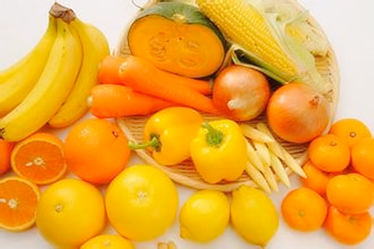 Một số loại trái cây màu cam và màu vàng: Cam, chanh, chuối, xoài, dứa, khế, mơ, đào, hồng, bưởi, đu đủ...Ngoài ra, còn có các loại rau màu cam và vàng: Cà rốt, khoai lang, ngô, bí ngô, củ cải đường vàng, ớt vàng, các loại gia vị như củ nghệ và gừng...