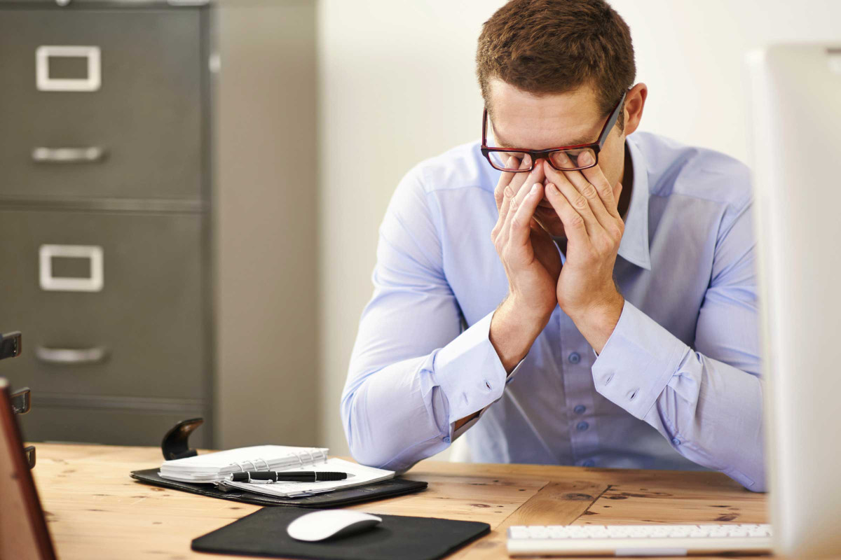 Đừng dụi mắt khi mệt mỏi. Vùng da xung quanh mắt của bạn siêu mỏng (chỉ 0,05 mm) nên việc rụi mắt có thể tạo thêm quầng thâm. Thêm vào đó, tay bẩn dụi mắt có thể tăng nguy cơ nhiễm trùng (như đau mắt đỏ) hoặc khiến bạn bị cảm lạnh hoặc cúm. Ảnh: RD. Video "Nuôi cấy các bộ phận của cơ thể trong phòng thí nghiệm". Nguồn: VTC14.