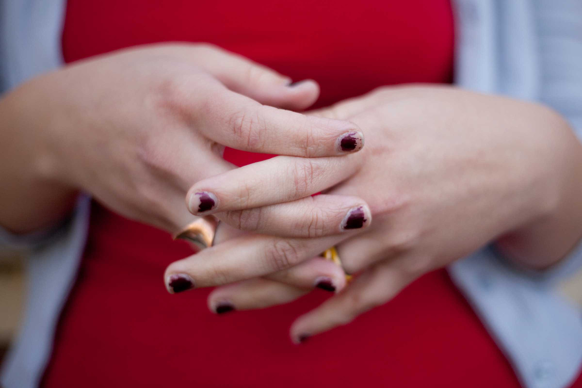 Đừng cào vết xước sơn móng: Khi thấy sơn móng tay bị bong tróc, chắc chắn bạn sẽ muốn cào cho ra hết lớp sơn còn lại. Điều này vô tình làm tróc lớp bề mặt của móng tay, khiến nó yếu, mỏng và dễ gãy. Cách tốt nhất là dùng nước tẩy sơn móng tay, loại không chứa acetone.