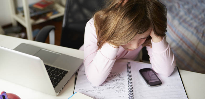 Mắt – Dùng thiết bị điện tử nhiều: Ngoài việc sử dụng điện thoại liên tục, hầu hết chúng ta còn phải làm việc trước màn hình máy tính. Tất cả những điều này có thể gây hại nghiêm trọng cho mắt.