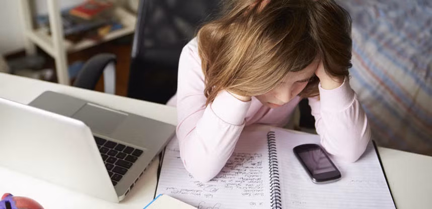 Mắt – Dùng thiết bị điện tử nhiều: Ngoài việc sử dụng điện thoại liên tục, hầu hết chúng ta còn phải làm việc trước màn hình máy tính. Tất cả những điều này có thể gây hại nghiêm trọng cho mắt.