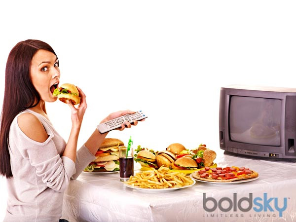 Tụy - Các bữa ăn lớn: Tuyến tụy là một cơ quan trong cơ thể con người, giúp biến đổi thức ăn chúng ta tiêu thụ thành năng lượng để cơ thể sử dụng. Vì vậy, khi bạn ăn quá nhiều và ăn nhiều thực phẩm hơn mức cần thiết, tuyến tụy sẽ phải hoạt động quá sức và có thể hư hại.