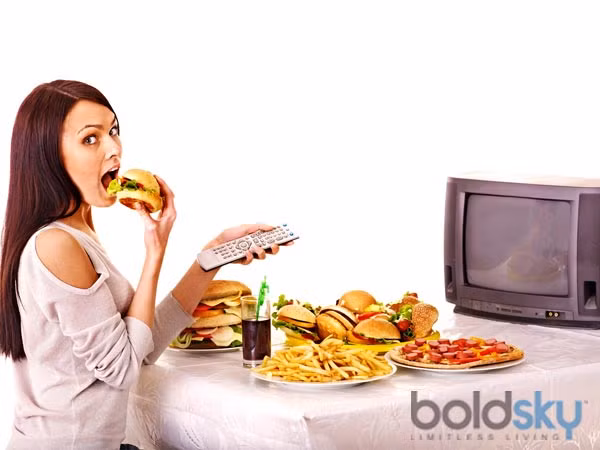 Tụy - Các bữa ăn lớn: Tuyến tụy là một cơ quan trong cơ thể con người, giúp biến đổi thức ăn chúng ta tiêu thụ thành năng lượng để cơ thể sử dụng. Vì vậy, khi bạn ăn quá nhiều và ăn nhiều thực phẩm hơn mức cần thiết, tuyến tụy sẽ phải hoạt động quá sức và có thể hư hại.