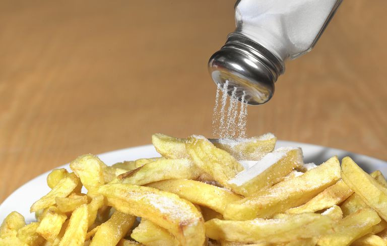 Tim - Thực phẩm nhiều muối: Thói quen ăn mặn có thể gây hại cho sức khỏe tim vì muối có thể làm tăng huyết áp.