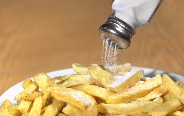 Tim - Thực phẩm nhiều muối: Thói quen ăn mặn có thể gây hại cho sức khỏe tim vì muối có thể làm tăng huyết áp.