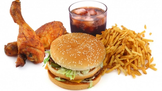 Gan - Thực phẩm giàu chất béo: Ăn nhiều các loại thực phẩm giàu chất béo không lành mạnh như khoai tây chiên, pizza, bánh mì kẹp thịt, kẹo,…có thể dẫn đến tình trạng gan nhiễm mỡ, gây ra các biến chứng nghiêm trọng.