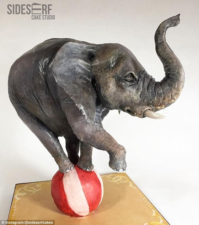 Chiếc bánh kem hình chú voi trông giống như một tác phẩm điêu khắc.