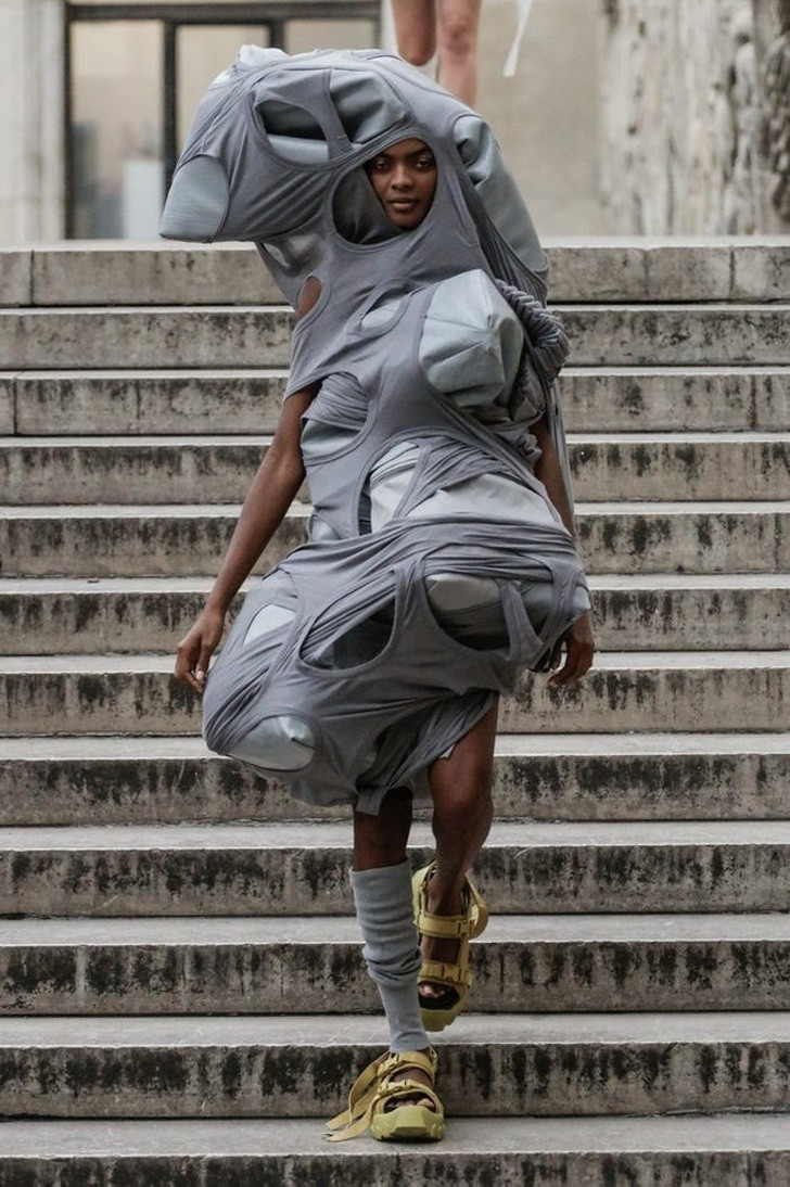 Trang phục khó hiểu gây tò mò.