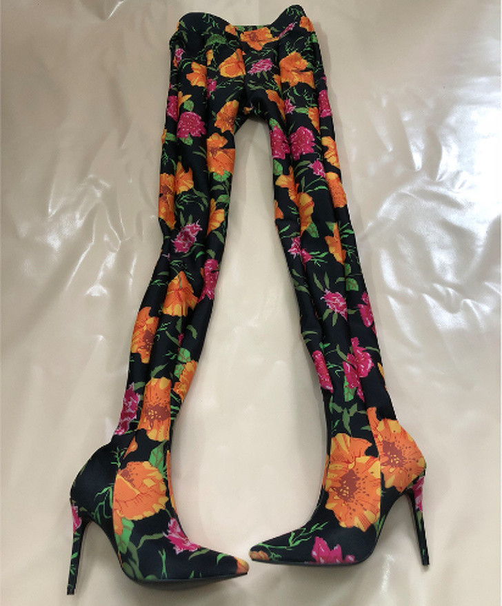 Bạn có đủ cam đảm để thử chiếc quần liền giày cao gót này một lần?