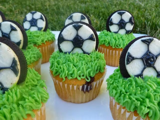 Bánh cupcake sân cỏ, trái bóng.