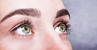 Tô đậm lông mày của bạn: Càng về già, lông mày của chúng ta càng có xu hướng mỏng đi và làm cho bạn trông già nua. Vì vậy, để nhìn trẻ hơn, bạn hãy tô đậm lông mày lên một chút.