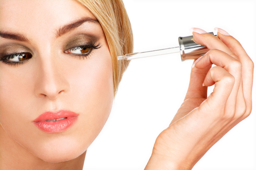 Dưỡng trắng da: Làn da trắng sáng và rạng ngời là một cách tuyệt vời để làm cho khuôn mặt bạn trông trẻ trung. Bạn có thể dưỡng trắng da với các sản phẩm serum có chứa thành phần AHA hoặc axit hyaluronic.