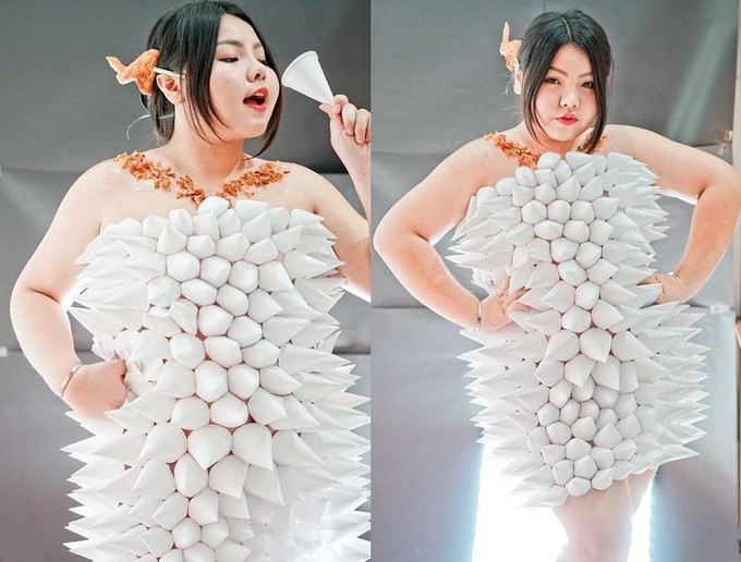 Trang phục từ vỏ đựng kem kết hợp phụ kiện là cánh gà.