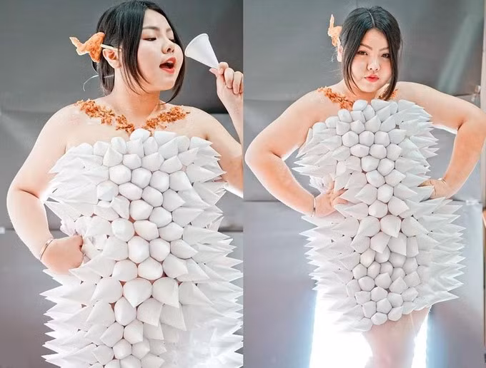 Trang phục từ vỏ đựng kem kết hợp phụ kiện là cánh gà.