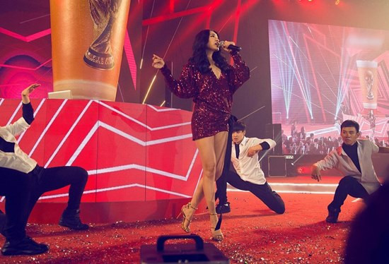 Với thiết kế quai mảnh và sự thanh thoát, giày cao gót giúp Bích Phương ăn gian chiều cao hiệu quả hơn và khiến đôi chân dài không khác gì đôi chân vàng của những siêu mẫu đình đám.