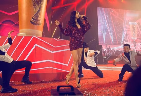 Với thiết kế quai mảnh và sự thanh thoát, giày cao gót giúp Bích Phương ăn gian chiều cao hiệu quả hơn và khiến đôi chân dài không khác gì đôi chân vàng của những siêu mẫu đình đám.