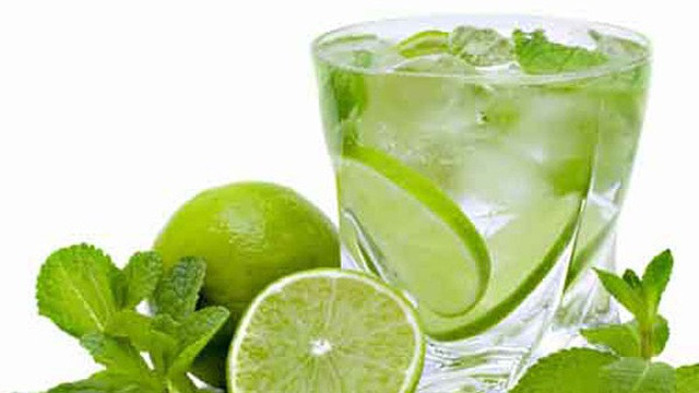 Chanh có tác dụng làm mát trên cơ thể và thúc đẩy giải độc. Các chuyên gia khuyên bạn nên thêm chanh vào nước uống để làm mát làn da và tăng cường miễn dịch.