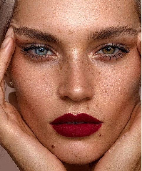 Bạn có nhận thấy cô gái xinh đẹp này có tới hai màu mắt khác biệt.