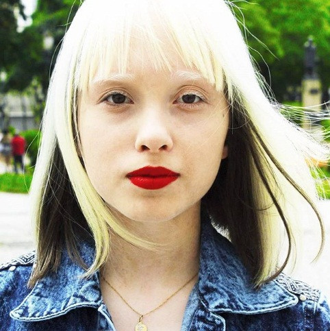 Cô gái xinh đẹp thu hút với cặp lông mày và mái tóc trắng.