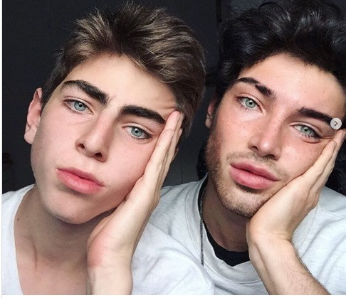 Hai anh em cùng có đôi mắt cuốn hút.