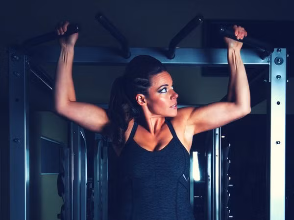 Dừng trang điểm khi đi thể dục bởi lớp kem trang điểm có thể gây bít lỗ chân lông trên da. Khi đi tập ngoài trời, bạn chỉ nên bôi kem chống nắng.