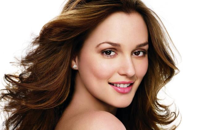 Chăm sóc tóc kỹ lưỡng: Thường xuyên dưỡng tóc với dầu dừa sẽ làm tóc bạn thêm chắc khỏe, bóng mượt. Ngoài ra, sử dụng dầu gội chiết xuất từ thảo dược cũng sẽ giúp tóc bạn bền màu hơn. Ảnh: Internet. 