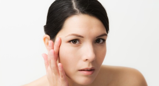 Vỗ nhẹ lên má: Khi cần một chút ửng hồng xinh xinh trên má, dùng tay vỗ hoặc véo nhẹ bầu má là má hồng tự nhiên như thoa kem. Cách này càng phát huy tác dụng trong tình huống khẩn cấp nhưng không kịp "tút tát" bằng đồ trang điểm.