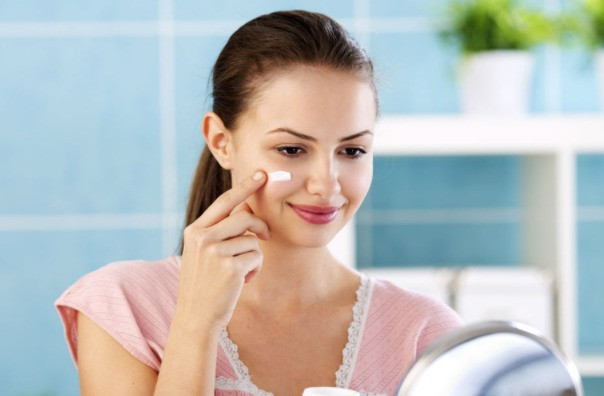 Sử dụng kem chống nắng: Bức xạ cực tím làm nếp nhăn và các dấu hiệu lão hóa khác của da xuất hiện sớm hơn. Do đó, bạn nên sử dụng các sản phẩm chống nắng hay kem dưỡng da có chứa SPF quanh năm để giữ sự tươi trẻ cho da. 