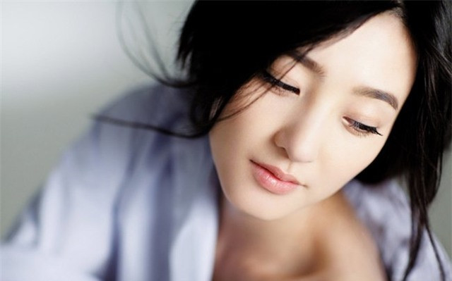 Kẹp mi: Chỉ cần mi tự nhiên cong cong là đủ cho đôi mắt to tròn rất xinh rồi. Bí quyết giúp mi cong cả ngày mà không cần mascara là sấy nóng kẹp mi trước khi kẹp hoặc dùng uốn mi điện.