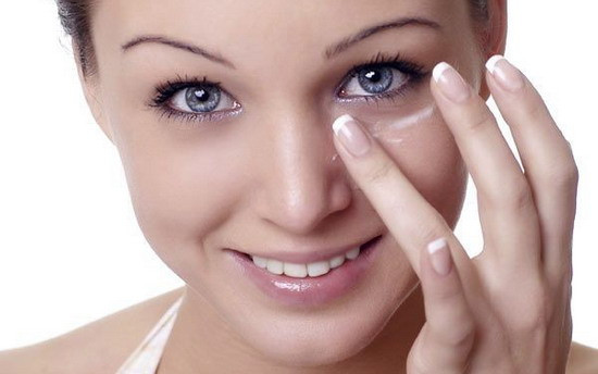 Loại bỏ quầng thâm: Quầng thâm mắt cũng là một yếu tố khiến bạn "kém sắc" hơn. Để loại bỏ điều này, bạn cần ngủ đủ và điều chỉnh lại chế độ ăn uống. Quầng thâm mắt có thể là kết quả của việc thiếu hụt vitamin B và sắt trong cơ thể. Bạn có thể bổ sung lại bằng cách ăn nhiều gan và thịt đỏ. Ngoài ra, dùng kem dưỡng mắt được chiết xuất từ trà xanh và bạc hà cũng mang lại hiệu quả không ngờ.