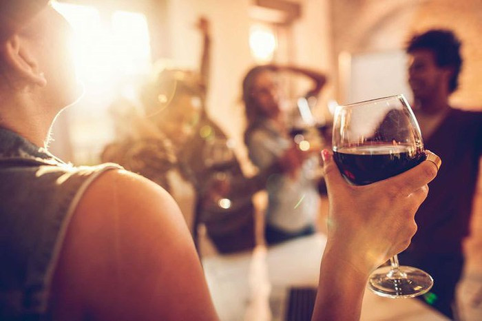 Bia, rượu: Một nghiên cứu mới đây đã đưa ra lời khuyên rằng những người mắc bệnh vẩy nến không nên uống bia bởi thức uống này có xu hướng thúc đẩy tình trạng viêm, làm gia tăng triệu chứng bệnh.