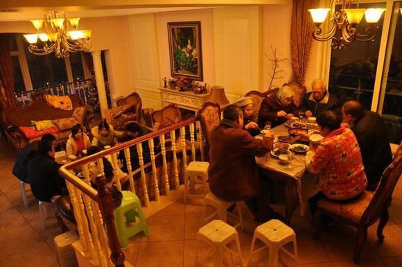 Tôi luôn cố gắng chiều lòng mẹ chồng (Ảnh minh họa).