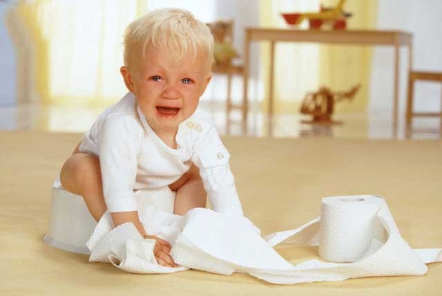 Tiêu chảy: Tiêu chảy cấp do rotavirus là bệnh thường gặp ở bé vào mùa thu đông, đặc biệt là bé từ 3 tháng tuổi đến 24 tháng tuổi. Virus gây tiêu chảy có thể xâm nhập vào cơ thể qua đường phân – miệng. Dấu hiệu: Thông thường bé sẽ nôn trước, sau khoảng 1-2 ngày thì bắt đầu đi ngoài. Bé có thể ho, sốt nên nhiều cha mẹ dễ nhầm với viêm đường hô hấp, viêm mũi họng. Bệnh thường kéo dài 3-7 ngày.