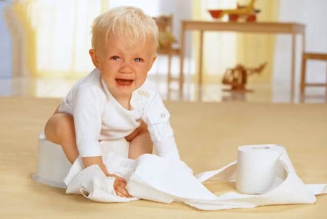 Tiêu chảy: Tiêu chảy cấp do rotavirus là bệnh thường gặp ở bé vào mùa thu đông, đặc biệt là bé từ 3 tháng tuổi đến 24 tháng tuổi. Virus gây tiêu chảy có thể xâm nhập vào cơ thể qua đường phân – miệng. Dấu hiệu: Thông thường bé sẽ nôn trước, sau khoảng 1-2 ngày thì bắt đầu đi ngoài. Bé có thể ho, sốt nên nhiều cha mẹ dễ nhầm với viêm đường hô hấp, viêm mũi họng. Bệnh thường kéo dài 3-7 ngày.